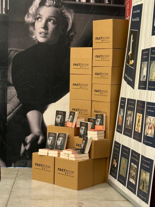 Allestimento Bookstore Fastbook Padova in occasione dell'incontro con Mara Carollo