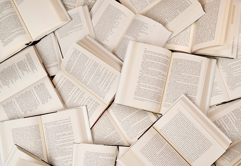 Numerosi libri aperti l'uni incastrato nell'altro