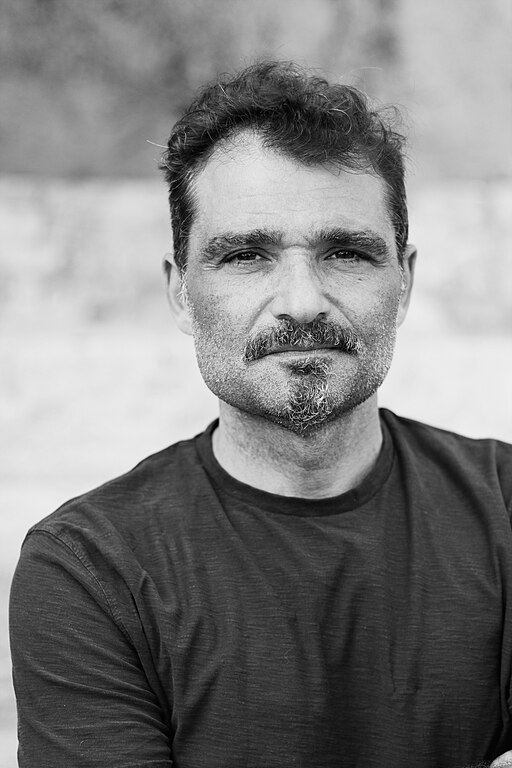 Ritratto di Daniele Mencarelli, autore tra gli altri di Quattro presunti familiari, Sellerio