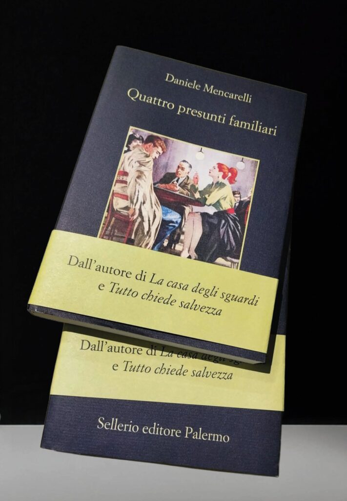 Due copie di sbieco del libro di Daniele Mencarelli Quattro presunti familiari con fascetta gialla che richiama i romanzi precedenti La casa degli sguardi e Tutto chiede Salvezza