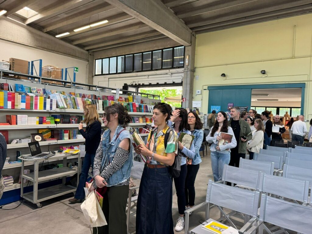 Librai in coda per farsi autografare i libri di Beatrice Alemagna