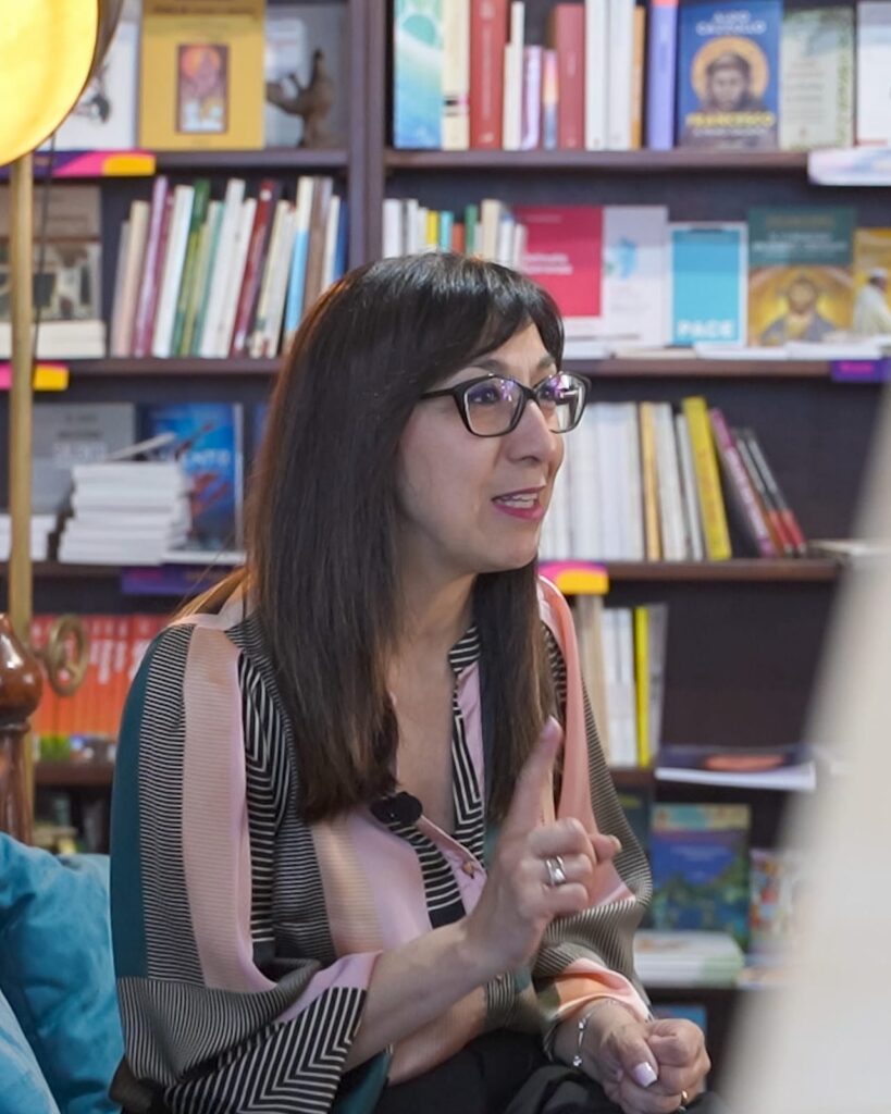 Foto della libraia Michela Santoro della libreria Idrusa di Alessano (LE)