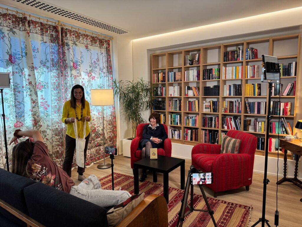Maria Pace durante la registrazione dell'intervista sul libro La prima volta che siamo stati bianchi (Sellerio)