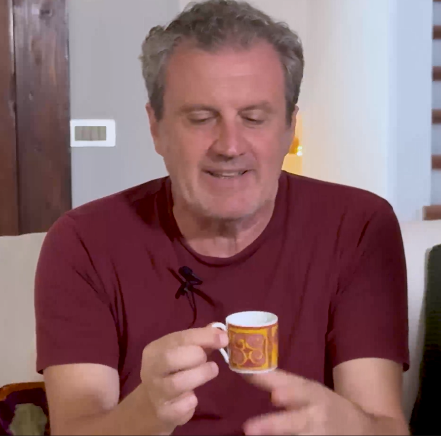 Antonio Manzini con una tazzina di ceramica in mano durante l'intervista su I tramezzini di Rocco Schiavone