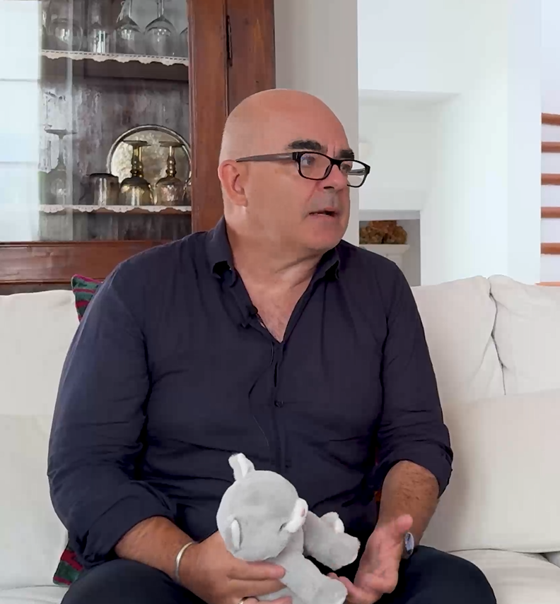Intervista Nicola Gardini, Daddy. L'autore con in mano un cucciolo di peluche