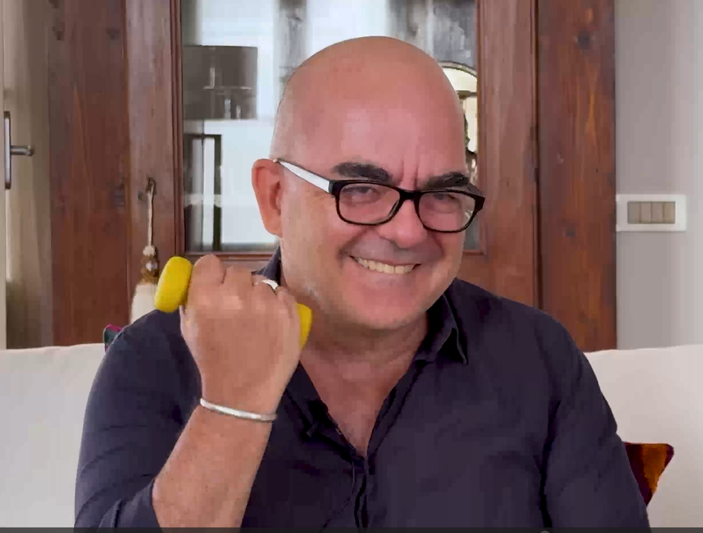 Intervista Nicola Gardini, Daddy. L'autore con in mano un peso da palestra