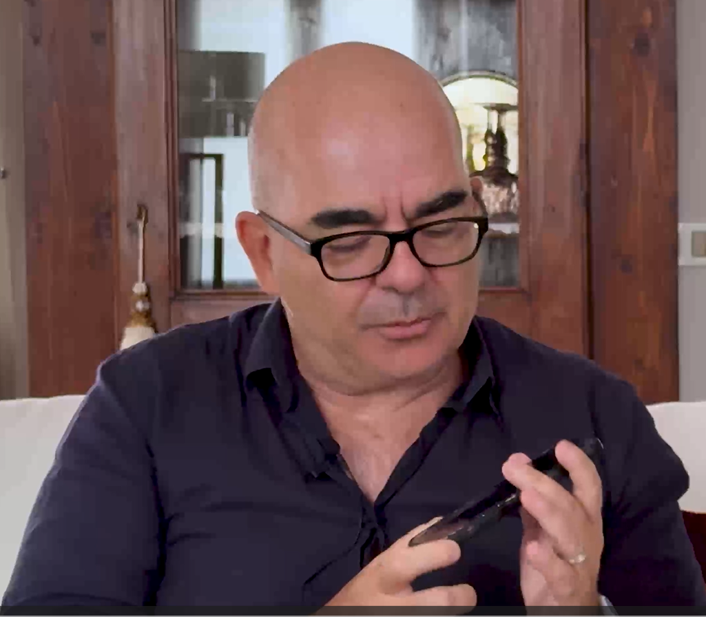 Intervista Nicola Gardini, Daddy. L'autore con in mano uno smartphone